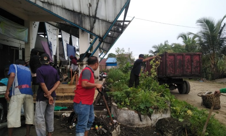 Forkopimcam, DLH dan BPBD Laksanakan Giat Jumat Bersih di Pasar Rakyat Simeulue Tengah