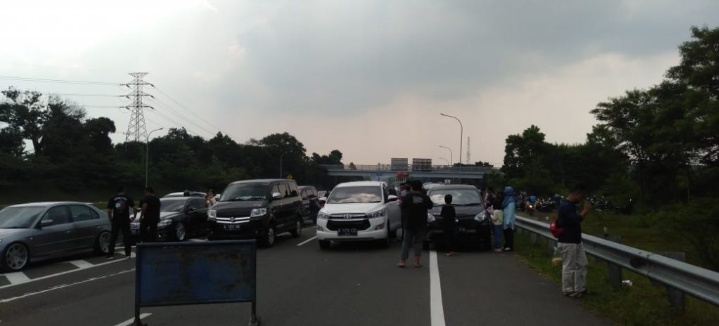 Antrian Panjang Terjadi di Exit tol Gerbang Gadog Menuju Puncak Bogor