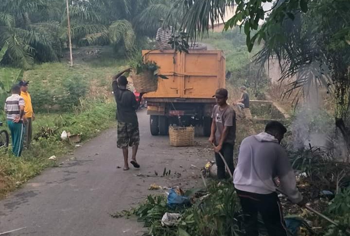 DLH Labuhanbatu Bersama Lurah Bakaran Batu Gotong Royong Atasi Sampah