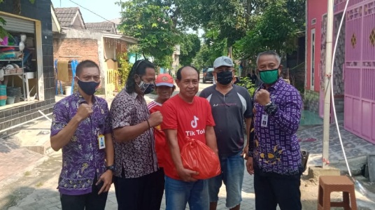 Camat Solear Membagikan Bansos Kepada Warga Perum Taman Kirana Surya Yang Terdampak Covid-19