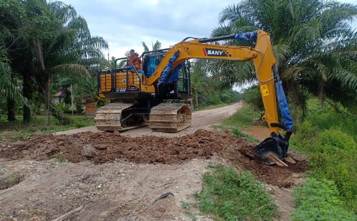 Kembali Jalan Rusak Dirapikan dan Dipasang Gambangan, Idris:Terimakasih Presiden dan GTW