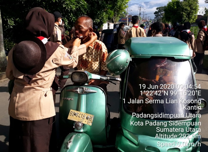 Pramuka SWK Kodim 0212/Tapsel Bagikan Masker Kepada Masyarakat