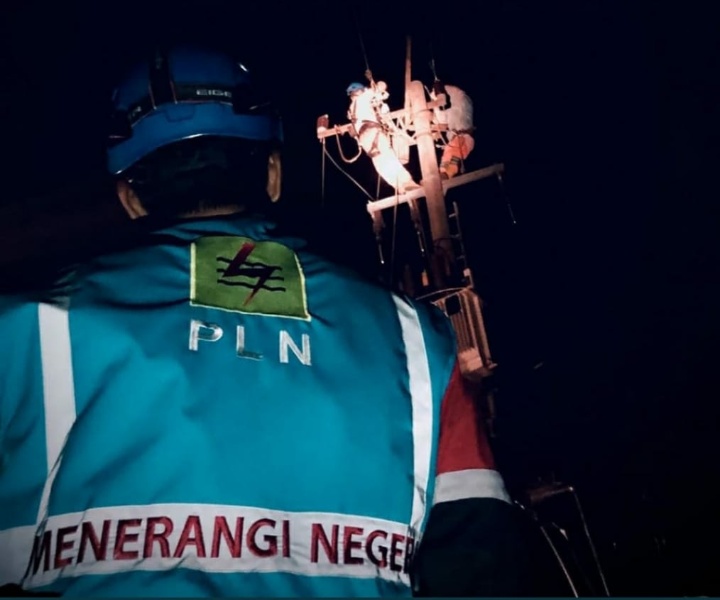 Gangguan Ditengah Cuaca Buruk sejak Dini Hari, PLN Langsung Turun Perbaiki Tiang Tumbang