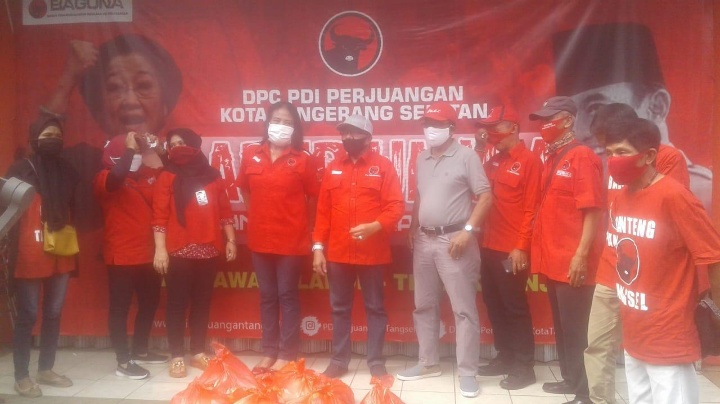 Pengurus PDI Perjuangan Kota Tangsel Bagikan Sembako ke PAC, Ranting dan Anak Ranting