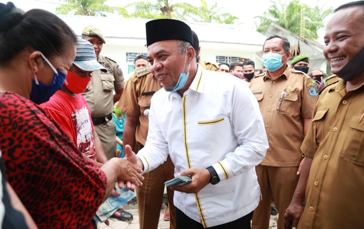 Bupati Labuhanbatu Salurkan BST APBD di Kecamatan Bilahilir