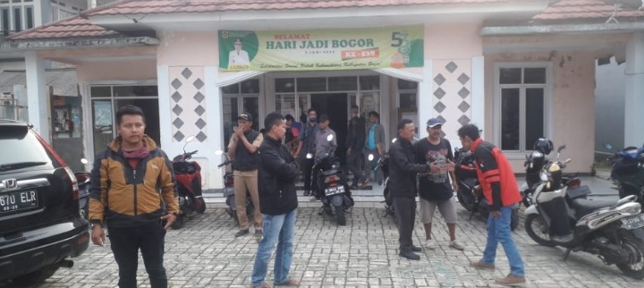 Warga Hambaro Unjuk Rasa Dikantor Desa Permasalahkan Soal Tanah Wakaf Yang Dijual