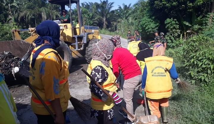 DLH Labuhanbatu Bersinergi Lakukan Pembersihan Sampah Liar