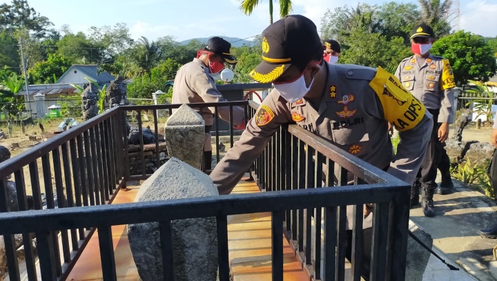 HUT Bhayangkara ke-74, Polres Bangka Barat Ziarah Kubur dan Tabur Bunga