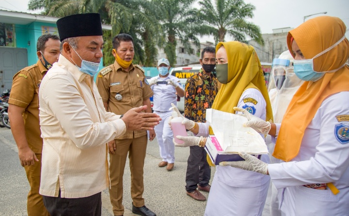 Bupati Labuhanbatu Bagikan BST APBD Di 10 Kelurahan