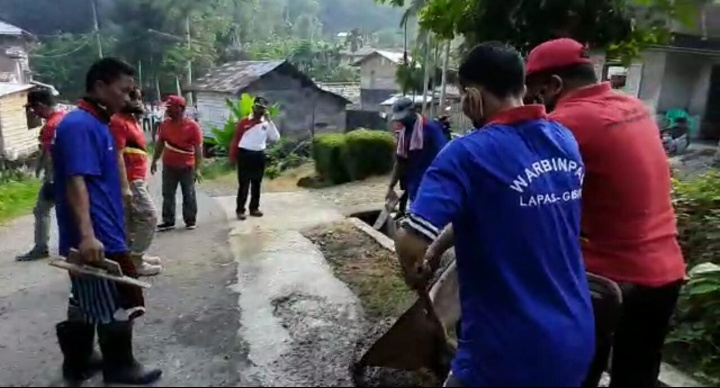 Peduli Lingkungan, Lapas Kelas IIB Gunungsitoli Gelar Bakti Sosial Perbaiki Jalan Rusak