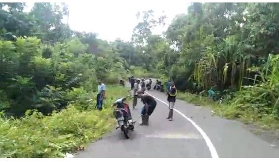 Masyarakat Desa Muara Aman Gotong-royong Pembersihan Jalan Umum