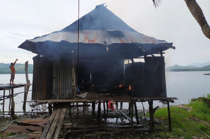 Perkelahian Akibat Miras , Dua Rumah Hangus Terbakar di Kampung Puay