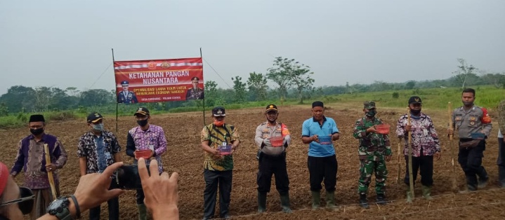 Optimalkan Lahan Tidur, Mapolsek Cisoka Beserta Danramil Cisoka Menyemangati  Petani Dalam Rangka Menuju Ketah