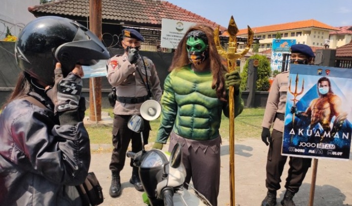 Aquaman Bagikan Masker Gratis di Depan Mako Brimob Tandes