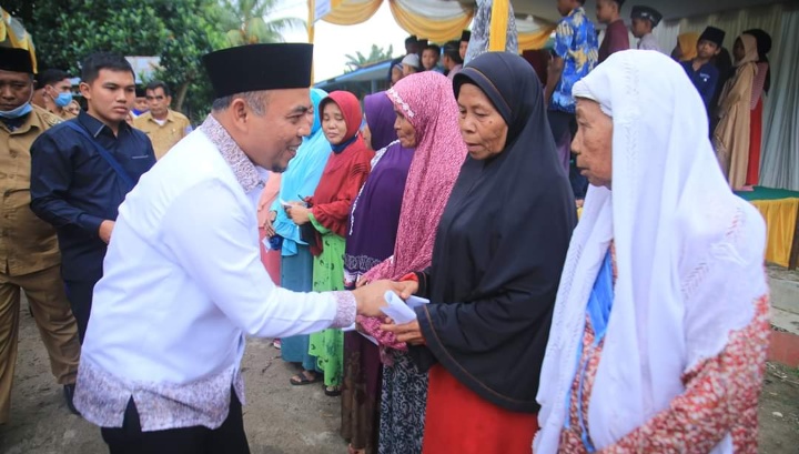 Bupati Labuhanbatu Berikan Santunan Pendidikan Anak Yatim