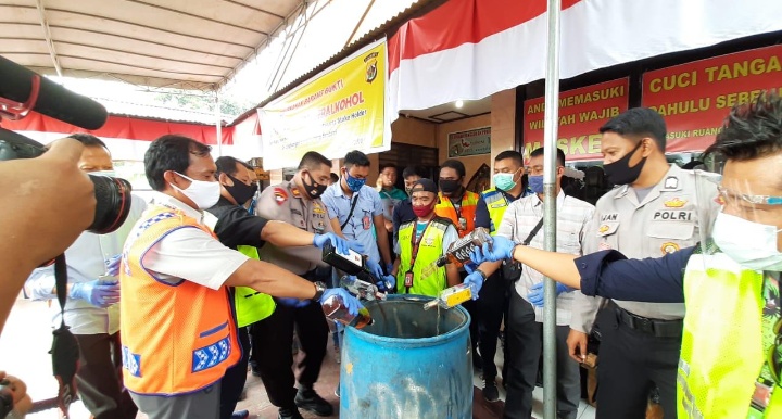 Ratusan Botol Miras dan Fermipan di Musnahkan Polsek Kawasan Bandara Sentani