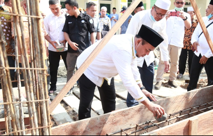 Bupati Andi, Meletakan Batu Pertama Pembangunan Menara Masjid Jami’ Amaliyah