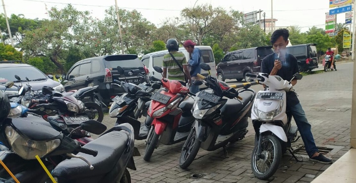 Debt Colektor  PT Permata Finance Ambil Paksa Motor Konsumen di Jalan