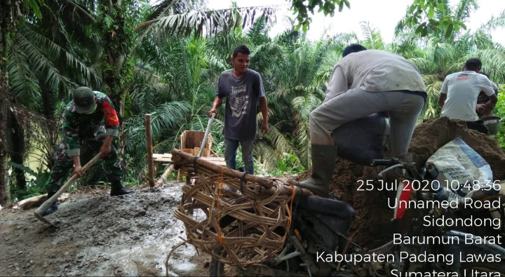 Babinsa Koramil 10/BT dan Warga Kerja Bakti Pembangunan Dinding Penahan Areal Pemakaman Umum