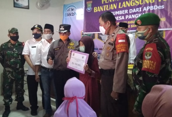 Secara Simbolis Camat Jayanti Berikan Bantuan BLT-DD Kepada Warga