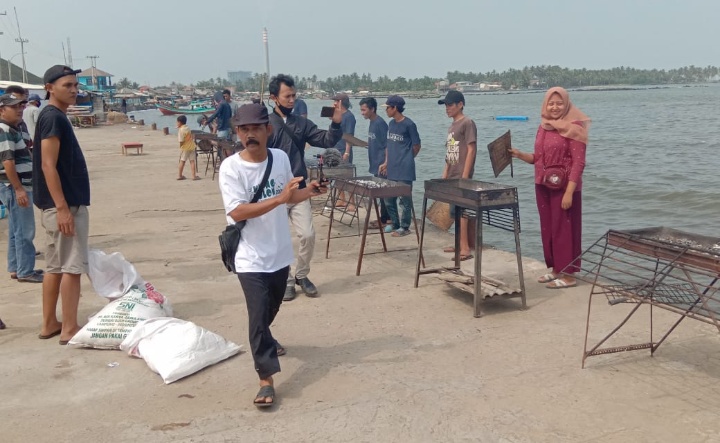 Konten Youtuber “Bang Kumis Berbagi” Santunin Anak Yatim Dan warga Desa Teluk Berupa Bingkisan Dag