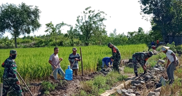 Koramil 18/Pargarutan Bersama Pemerintah Desa Panompuan Jae Bangun Jalan Usaha Tani