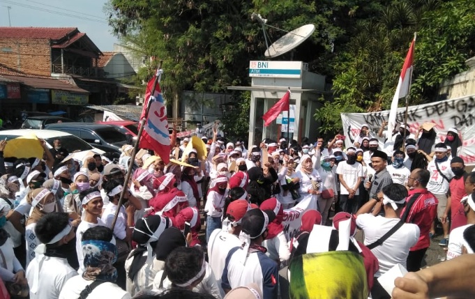 Tuntut Pesangon, Ratusan Buruh PT M&S Lakukan Aksi Demo