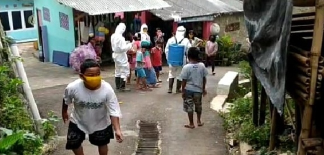 Dua Keluarga di Desa Tegal Waru Kecamatan Ciampea Diisolasi Karena Covid-19, Pemdes Lakukan Penyemprotan Disin