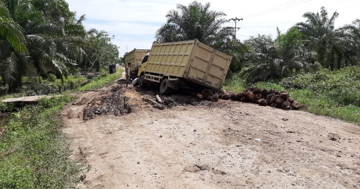 Gawat…Jalan Poros Lalulintas Warga Tiga Desa Siak Kecil Semakin Rusak Parah