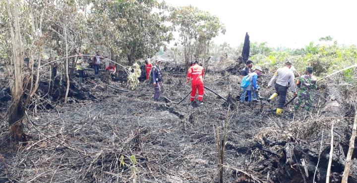 Babinsa Koramil 01/Batangtoru Bersama Tim Gabungan Berjibaku Atasi Karhutla di Muara Batangtoru