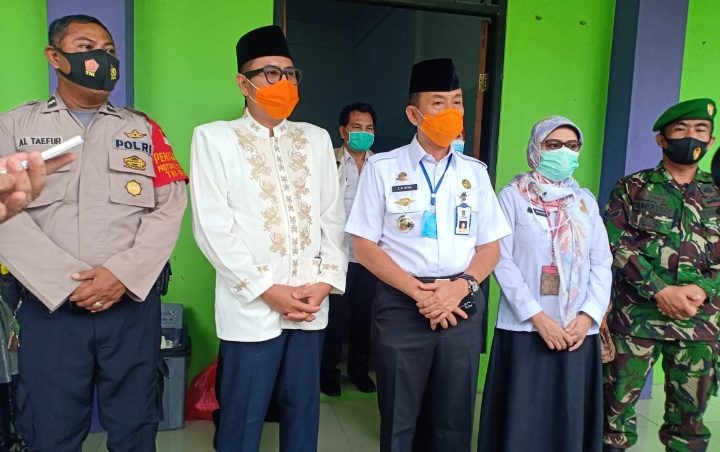 Pelaksanaan Test Swab di Ponpes Daar el Qolam 3 Dibuka langsung Camat Jayanti