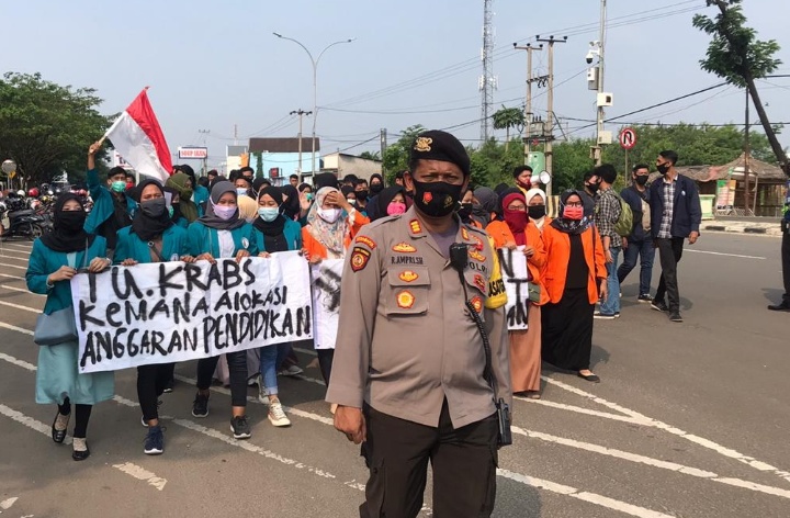 Kasat Sabhara Polres Serang Kota Rohmatul Ampri Lakukan Giat Pengamanan Aksi Demo Mahasiswa di Kawasan Pusat P