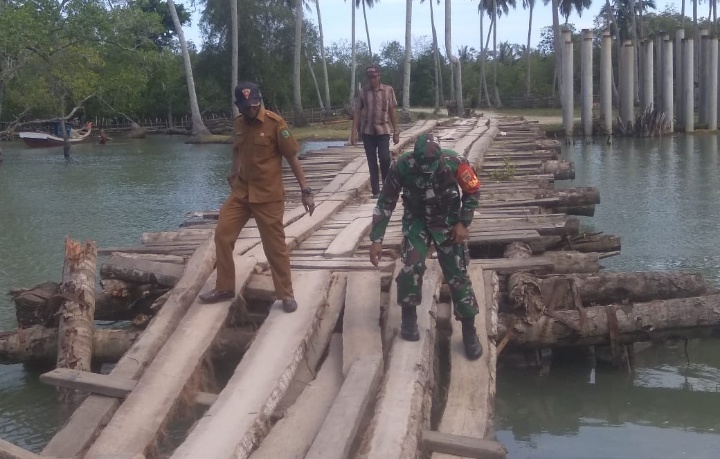 Danramil 20/Batahan Tinjau Kerusakan Jembatan Penghubung antar Kecamatan di Desa Sumuran