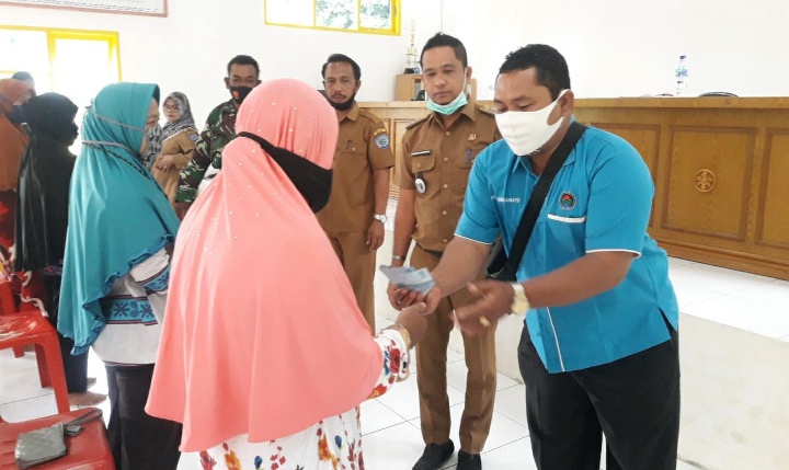 Camat Bilah Hulu Pantau Langsung Penyaluran BLT DD Desa Gunung Selamat