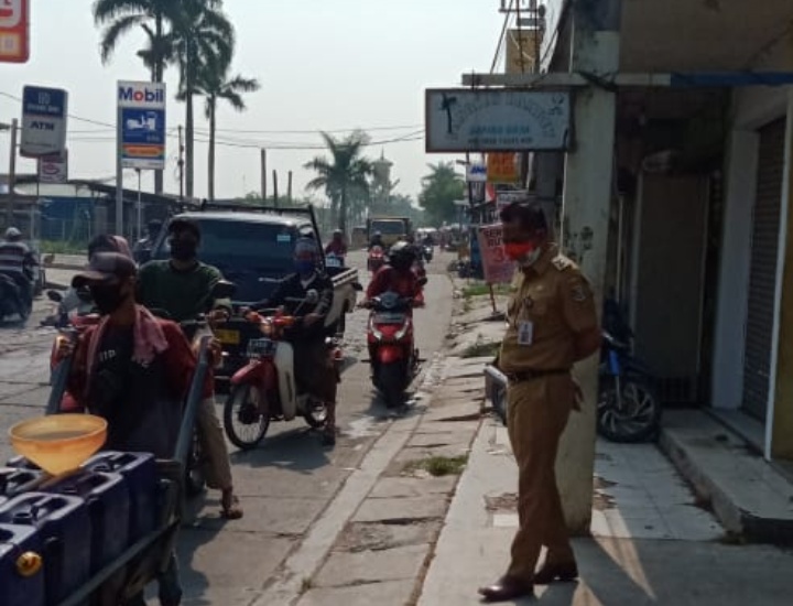 Razia Gerakan Memakai ” Masker” Yang Digelar Kecamatan Solear Bersama Desa Cikuya