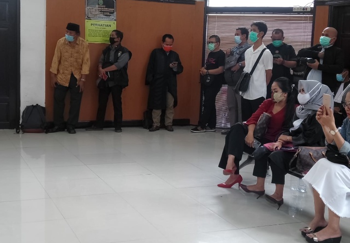 Majelis Hakim Tidak Ingatkan Terdakwa Untuk Berunding Dengan Penasehat Hukum