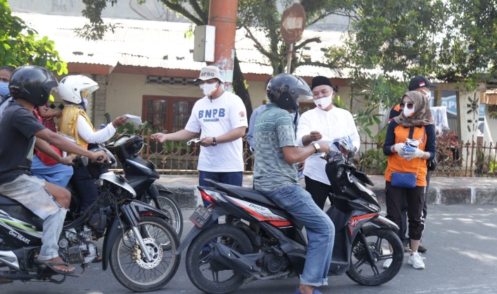 Bupati Labuhanbatu Bagikan 5000 Masker di Simpang 6