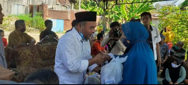 Bupati Labuhanbatu Bagikan 160 Paket Sembako di Desa Pondok Batu