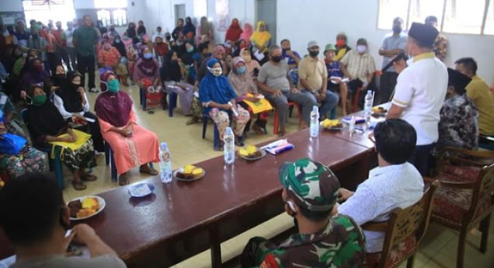 Bupati Labuhanbatu Serahkan BLT-DD Desa Lingga Tiga Tahap Lima