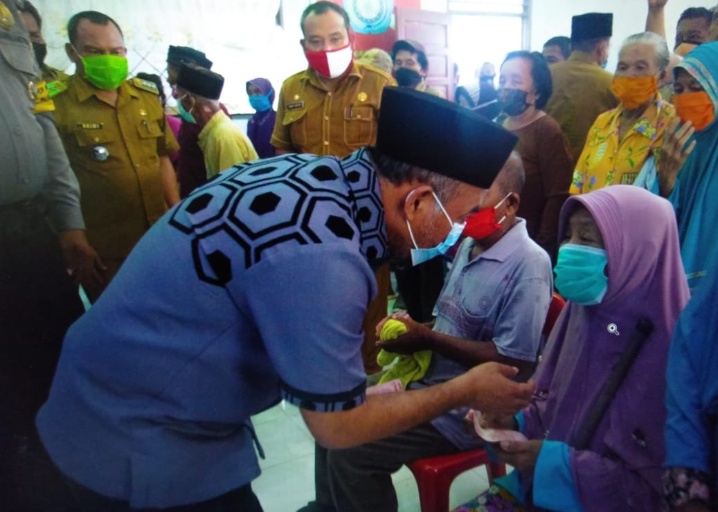 Dalam Satu Hari, Bupati Labuhanbatu Bagikan BLT-DD di Tiga Desa