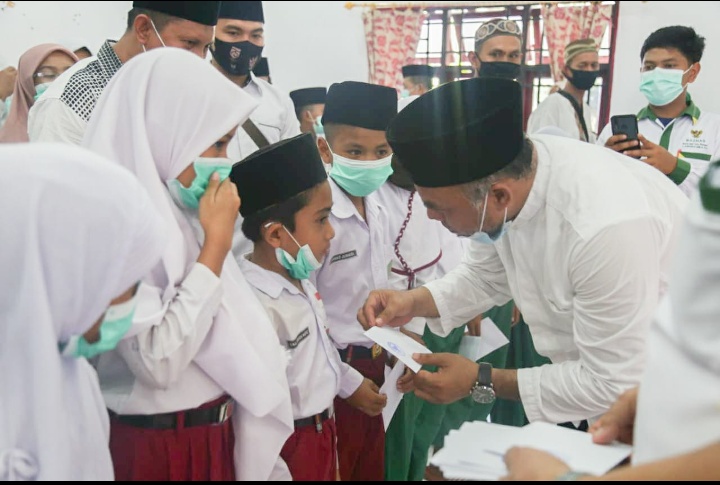 Bupati Labuhanbatu Serahkan Zakat Dan Infaq BAZNAS di Labuhanbilik