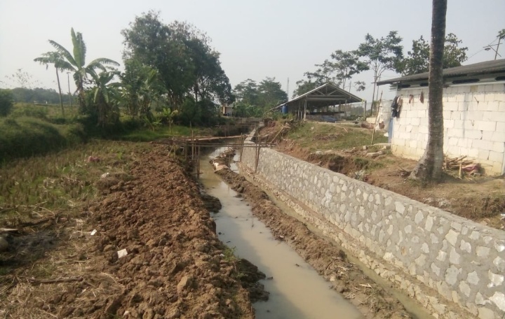 Ditemukan lagi Proyek tak bertuan di Saluran Pembuang Kunir di Kampung Ampel Gembong