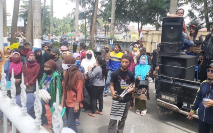 Aliansi Masyarakat Titi Payung Demo di Kantor Bupati Deli Serdang