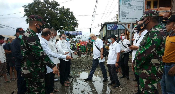 Kodim 0212/Tapsel Kerahkan Personel Laksanakan Pembersihan Saluran Air di Panyabungan