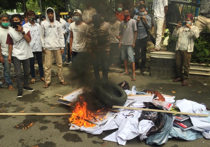 Aksi Unjuk Rasa Tolak Kedatangan Habib M Rizieq di Medan, Sejumlah Personal Polrestabes Berjaga Amankan Aksi U