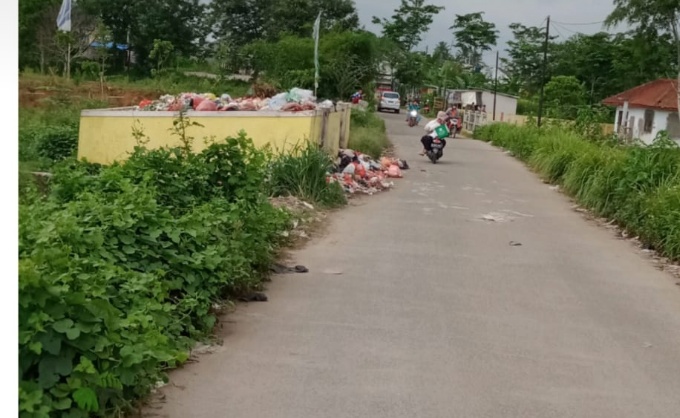 Polemik Sampah di Jalan Utama desa Pesanggrahan, Warga Keluhkan Bau Busuk Yang Menyengat