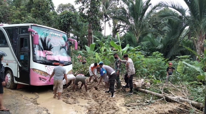 Longsor di Sorkam Tapanuli Tengah, Polisi Bantu Evakuasi Jalur Yang Terdampak