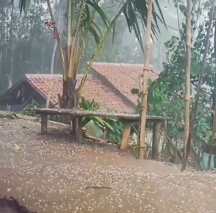 Angin Puting Beliung dan Hujan Es Terjang Kabupaten Cianjur