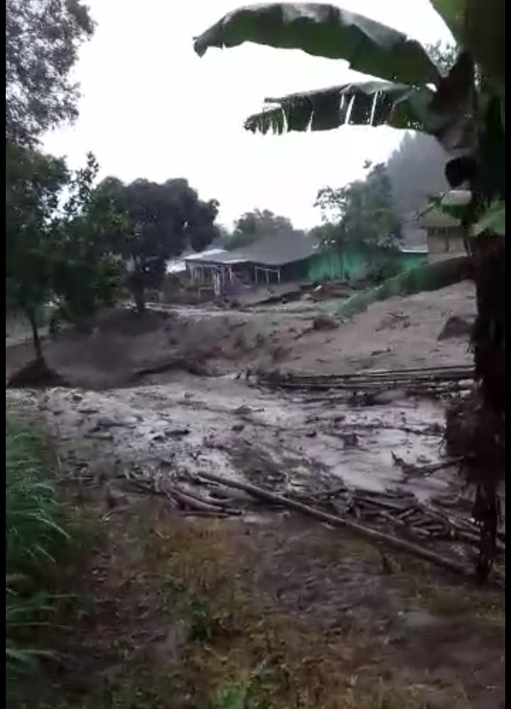 VIRAL !!! Warga kumandangkan Adzan saat Banjir Bandang Terjang Gunung Mas