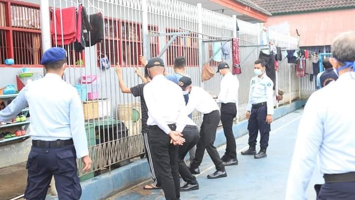 Kalapas Kelas IIA Samarinda Pimpin Razia Rutin di Blok Hunian Warga Binaan